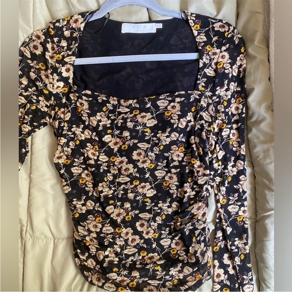 Astr Ruched Top - Picture 2 of 8